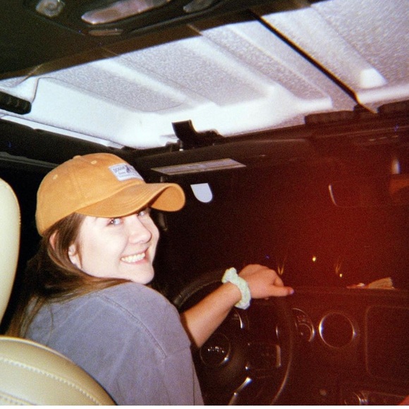 Meet your Posher, Stephanie - Picture 3 of 6